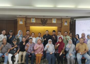 Para peserta Musyawarah Kelurahan Khusus dalam rangka pembentukan Koperasi Merah Putih Kelurahan Duren Tiga (Kompduta) yang berlangsung di Kantor Kelurahan Duren Tiga, Jakarta Selatan, Sabtu (31/5). Musyawarah ini diikuti oleh tokoh masyarakat, pengurus RT/RW, pelaku UMKM, dan unsur pemerintah.