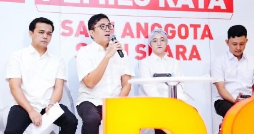 Andy Budiman (tengah)