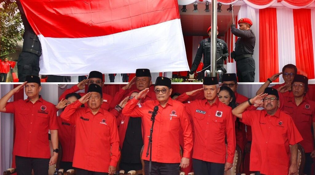 DPP PDI Perjuangan menggelar Upacara Pengibaran Bendera Merah Putih memperingati Hari Lahir Pancasila 1 Juni di Halaman Masjid At Taufiq, Lenteng Agung, Jakarta Selatan, Minggu (1/6/2025). Sumber foto : Instagram @pdiperjuangan