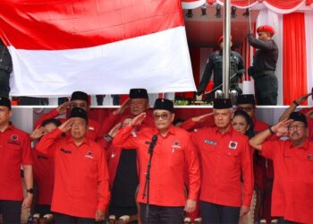 DPP PDI Perjuangan menggelar Upacara Pengibaran Bendera Merah Putih memperingati Hari Lahir Pancasila 1 Juni di Halaman Masjid At Taufiq, Lenteng Agung, Jakarta Selatan, Minggu (1/6/2025). Sumber foto : Instagram @pdiperjuangan