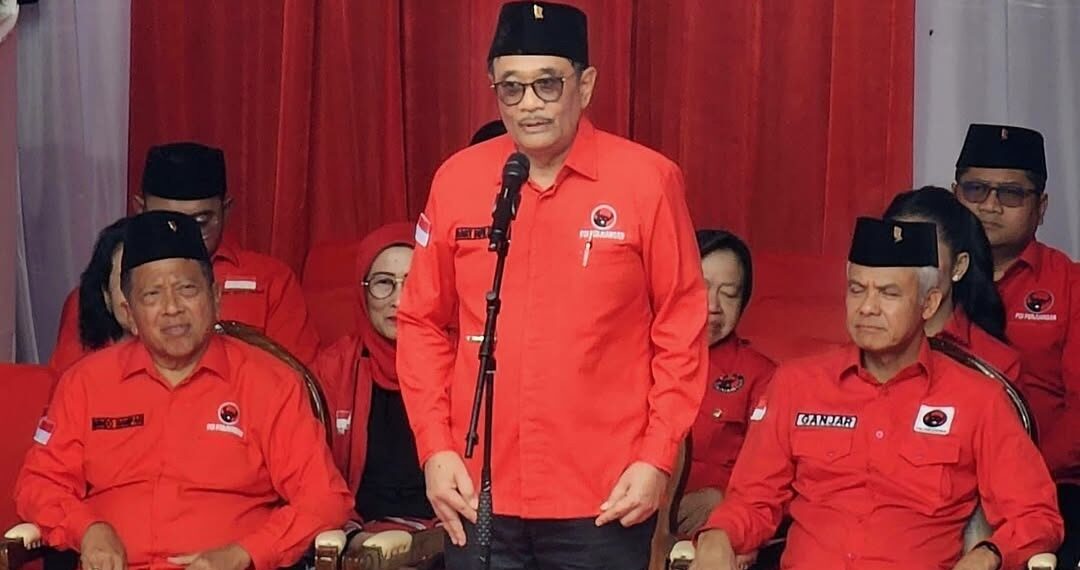 Djarot Syaiful Hidayat dalam Momen upacara DPP PDI Perjuangan dalam rangka memperingati Hari Lahir Pancasila 1 Juni di Halaman Masjid At-Taufiq, Lenteng Agung, Minggu (1/6/2025). Sumber foto : Instagram @genbanteng