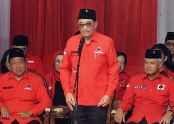 Djarot Syaiful Hidayat dalam Momen upacara DPP PDI Perjuangan dalam rangka memperingati Hari Lahir Pancasila 1 Juni di Halaman Masjid At-Taufiq, Lenteng Agung, Minggu (1/6/2025). Sumber foto : Instagram @genbanteng