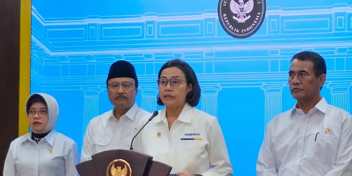 Menteri Keuangan Sri Mulyani dalam konferensi pers usai rapat bersama Presiden Prabowo di Kantor Presiden Jakarta, Senin (2/6/2025).