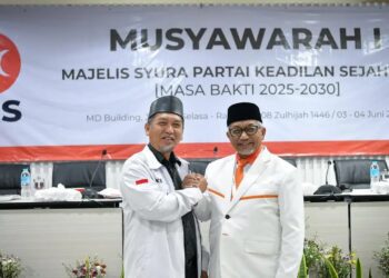Al Muzammil Yusuf (Kiri).