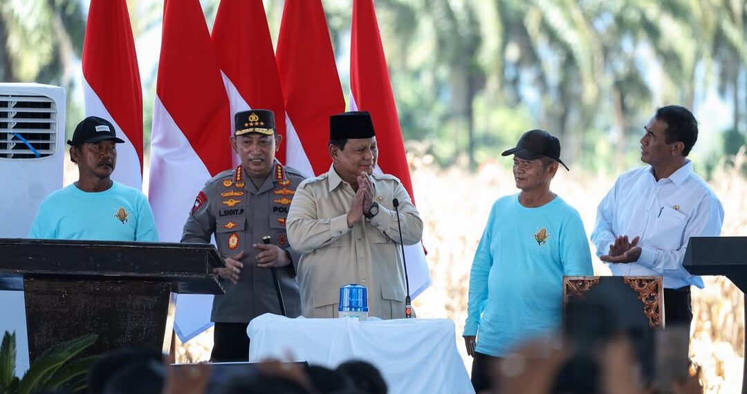 Presiden Prabowo Subianto melakukan Panen Raya Jagung Serentak Kuartal II di 36 Polda se-Indonesia yang dipusatkan di Kabupaten Bengkayang, Kalimantan Barat, pada Kamis, 5 Juni 2025. Sumber foto : Instagram @presidenrepublinindonesia