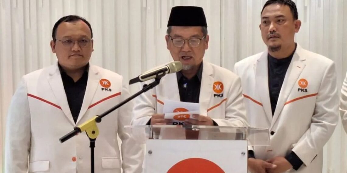 Presiden PKS Al Muzammil Yusuf (tengah)