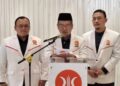 Presiden PKS Al Muzammil Yusuf (tengah)