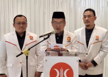 Presiden PKS Al Muzammil Yusuf (tengah)