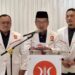Presiden PKS Al Muzammil Yusuf (tengah)