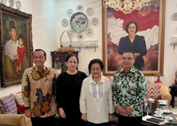 Ketua Harian Partai Gerindra, Sufmi Dasco Ahmad, dan Menteri Sekretaris Negara Prasetyo Hadi saat silaturahkmi ke kediaman Presiden ke-5 RI, Megawati di Jalan Teuku Umar, Jakarta.