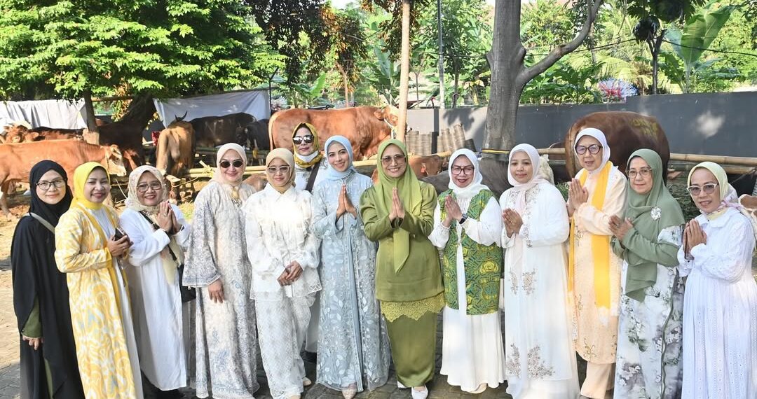 Ketua Poksi X Fraksi Partai Golkar, Hetifah Sjaifudian, bersama Sri Suparni Bahlil, seusai melaksanakan sholat idul adha di Masjid DPP Partai Golkar, Jum'at (6/6/2025).