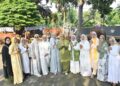Ketua Poksi X Fraksi Partai Golkar, Hetifah Sjaifudian, bersama Sri Suparni Bahlil, seusai melaksanakan sholat idul adha di Masjid DPP Partai Golkar, Jum'at (6/6/2025).