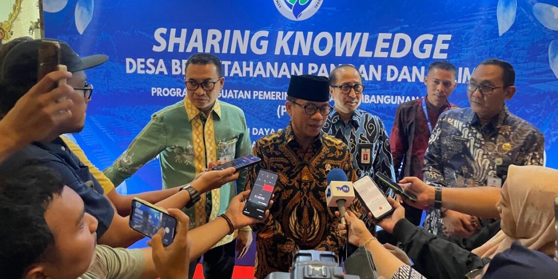 Menteri Desa dan Pembangunan Daerah Tertinggal, Yandri Susanto, dalam acara Sharing Knowledge Desa Berketahanan Pangan dan Iklim yang digelar di Jakarta, Selasa (10/6).