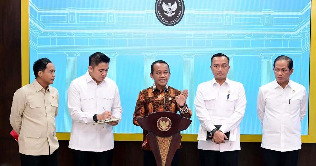Menteri ESDM Bahlil Lahadalia saat konferensi pers pencabutan IUP 4 Perusahaan Tambang di Raja Ampat.