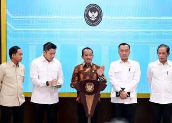 Menteri ESDM Bahlil Lahadalia saat konferensi pers pencabutan IUP 4 Perusahaan Tambang di Raja Ampat.
