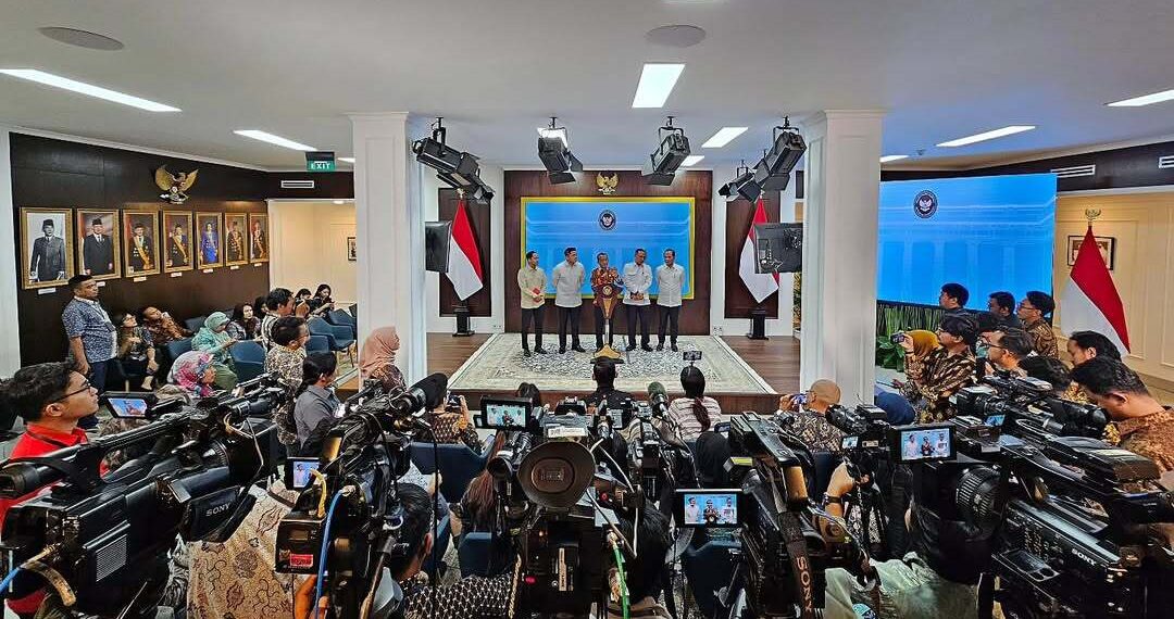 Konferensi Pers pencabutan izin tambang 4 perusahaan di Raja Ampat.