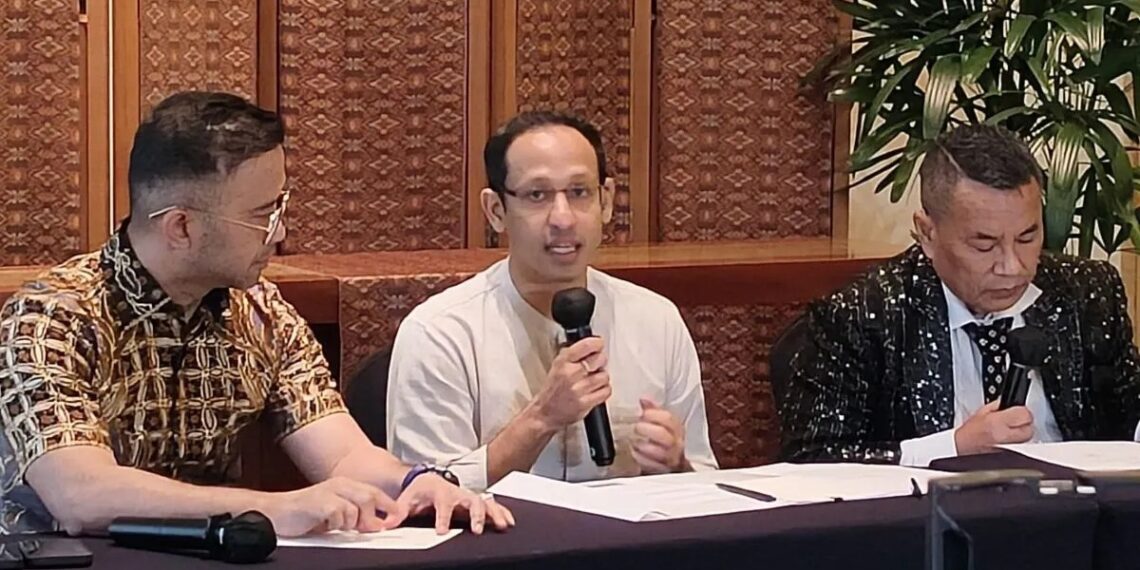 Nadiem Makarim (tengah)