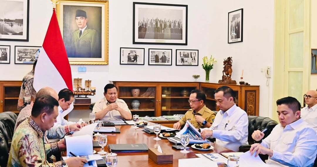 Presiden Prabowo Subianto saat memimpin rapat terbatas mengenai penanganan sampah di seluruh Indonesia, Selasa (10/6/2025), di Istana Merdeka. Sumber foto : instagram Sekretariat Kabinet