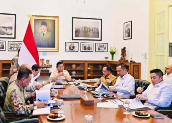 Presiden Prabowo Subianto saat memimpin rapat terbatas mengenai penanganan sampah di seluruh Indonesia, Selasa (10/6/2025), di Istana Merdeka. Sumber foto : instagram Sekretariat Kabinet