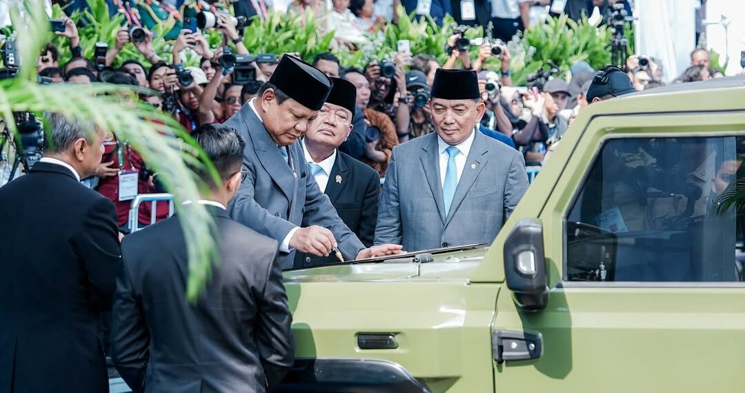 Presiden Prabowo didampingi Menhan Sjafrie Sjamsoeddin dalam acara Indo Defence Expo and Forum 2025 di JIExpo Kemayoran, Jakarta, Rabu (11/6/2025). Sumber foto : instagram Presiden Republik Indonesia.