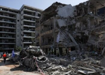 Pemandangan gedung-gedung yang rusak di lokasi hantaman setelah serangan rudal dari Iran ke Israel, di Ramat Gan, Israel, (14/6/2025). Sumber foto : REUTERS