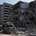Pemandangan gedung-gedung yang rusak di lokasi hantaman setelah serangan rudal dari Iran ke Israel, di Ramat Gan, Israel, (14/6/2025). Sumber foto : REUTERS