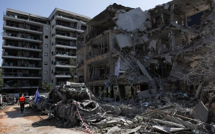 Pemandangan gedung-gedung yang rusak di lokasi hantaman setelah serangan rudal dari Iran ke Israel, di Ramat Gan, Israel, (14/6/2025). Sumber foto : REUTERS