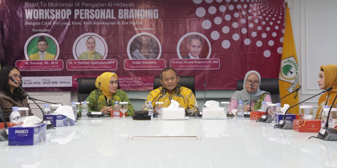 Workshop Personal Branding bertema “Bangun Citra Diri yang Kuat, Raih Kesuksesan di Era Digital” yang berlangsung di Ruang Rapat 12.04 Fraksi Partai Golkar di Gedung Nusantara I DPR RI, Senin (16/06/2025).
