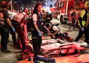 Personel Israel bekerja di lokasi yang dihantam rudal Iran di Bat Yam, selatan Tel Aviv, Minggu (15/06/2025). Sumber foto : IRNA