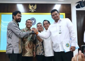 Gubernur Aceh, Muzakir Manaf, dan Gubernur Sumut, Bobby Nasution, saling bersalaman didampingi Menteri Dalam Negeri Tito Karnavian, Wakil Ketua DPR RI Sufmi Dasco dan Mensesneg, Prasetyo Hadi di Jakarta seusai Rapat Terbatas terkait sengketa 4 pulau antara Provinsi Aceh dan Sumut, Selasa (17/06/2025). Sumber foto : Instagram Sufmi Dasco Ahmad.