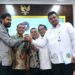 Gubernur Aceh, Muzakir Manaf, dan Gubernur Sumut, Bobby Nasution, saling bersalaman didampingi Menteri Dalam Negeri Tito Karnavian, Wakil Ketua DPR RI Sufmi Dasco dan Mensesneg, Prasetyo Hadi di Jakarta seusai Rapat Terbatas terkait sengketa 4 pulau antara Provinsi Aceh dan Sumut, Selasa (17/06/2025). Sumber foto : Instagram Sufmi Dasco Ahmad.
