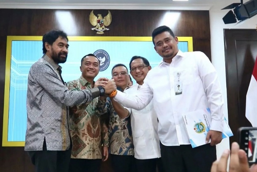 Gubernur Aceh, Muzakir Manaf, dan Gubernur Sumut, Bobby Nasution, saling bersalaman didampingi Menteri Dalam Negeri Tito Karnavian, Wakil Ketua DPR RI Sufmi Dasco dan Mensesneg, Prasetyo Hadi di Jakarta seusai Rapat Terbatas terkait sengketa 4 pulau antara Provinsi Aceh dan Sumut, Selasa (17/06/2025). Sumber foto : Instagram Sufmi Dasco Ahmad.
