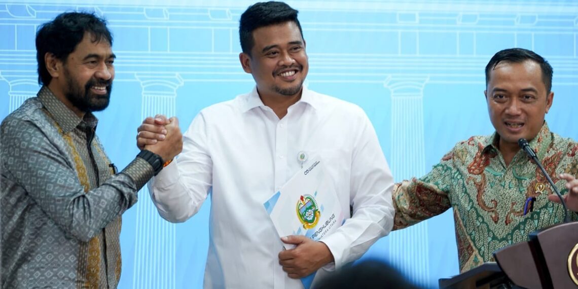 Mensesneg Prasetyo Hadi (Kanan)