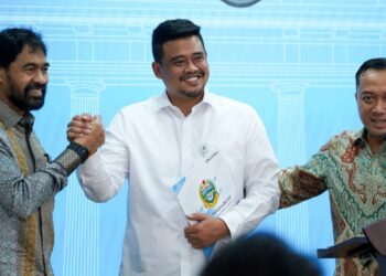 Mensesneg Prasetyo Hadi (Kanan)