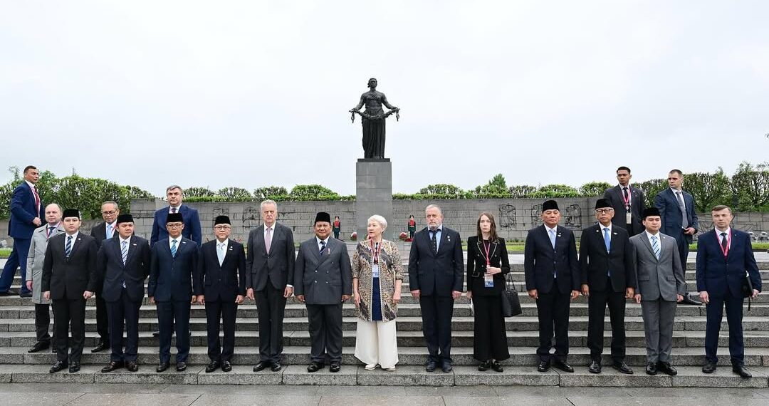 Presiden Prabowo berpose bersama pejabat tinggi Rusia di Taman Makam Piskaryovskoye, St. Petersburg, Federasi Rusia, 19 Juni 2025. Sumber foto : Instagram Sekretariat Kabinet.