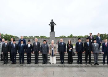 Presiden Prabowo berpose bersama pejabat tinggi Rusia di Taman Makam Piskaryovskoye, St. Petersburg, Federasi Rusia, 19 Juni 2025. Sumber foto : Instagram Sekretariat Kabinet.