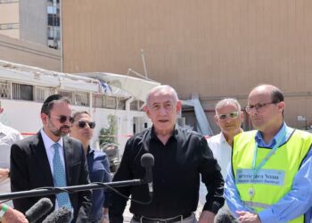 Perdana Menteri Israel Benjamin Netanyahu mengunjungi kompleks rumah sakit Soroka, setelah fasilitas tersebut terkena serangan rudal yang ditembakkan dari Iran, di Beer Sheva, Israel, pada 19 Juni 2025. Sumber foto : Reuters.