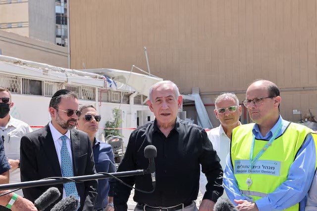 Perdana Menteri Israel Benjamin Netanyahu mengunjungi kompleks rumah sakit Soroka, setelah fasilitas tersebut terkena serangan rudal yang ditembakkan dari Iran, di Beer Sheva, Israel, pada 19 Juni 2025. Sumber foto : Reuters.