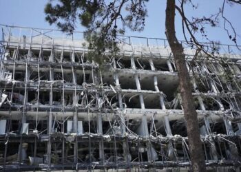 Kerusakan di Institut Ilmu Pengetahuan Weizmann akibat serangan rudal Iran pada Sabtu (14/06/2025) di Rehovot, Israel. Sumber Foto : AP/Maya Alleruzzo
