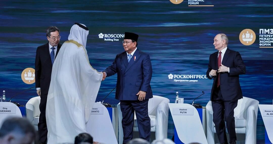 Prabowo Subianto bersama dengan sejumlah tokoh penting dunia, termasuk Presiden Rusia Vladimir Putin, Wakil PM Tiongkok Ding Xuexiang, Wakil Presiden Afrika Selatan Paul Mashatile, dan Pangeran Bahrain Nasser bin Hamad Al-Khalifa dalam forum Saint Petersburg Internasional Economic Forum (SPIEF) 2025. Sumber foto Instagram Presiden Republik Indonesia.