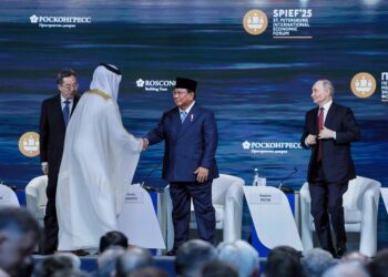 Prabowo Subianto bersama dengan sejumlah tokoh penting dunia, termasuk Presiden Rusia Vladimir Putin, Wakil PM Tiongkok Ding Xuexiang, Wakil Presiden Afrika Selatan Paul Mashatile, dan Pangeran Bahrain Nasser bin Hamad Al-Khalifa dalam forum Saint Petersburg Internasional Economic Forum (SPIEF) 2025. Sumber foto Instagram Presiden Republik Indonesia.