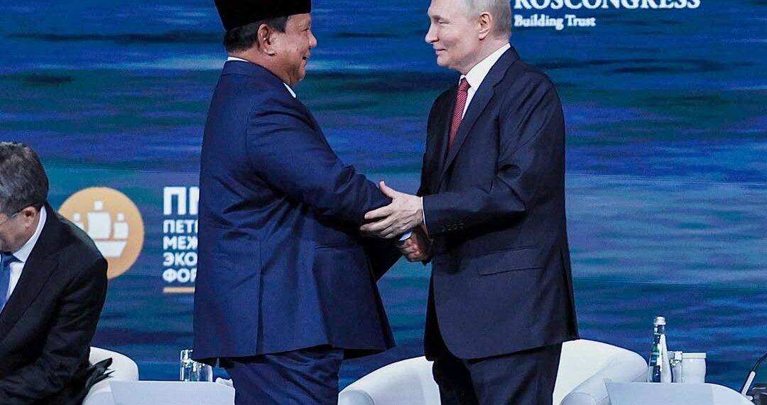 Presiden Prabowo dan Presiden Rusia, Vladimir Putin, dalam Saint Petersburg International Economic Forum (SPIEF) 2025 di Rusia, Jumat (20/6)