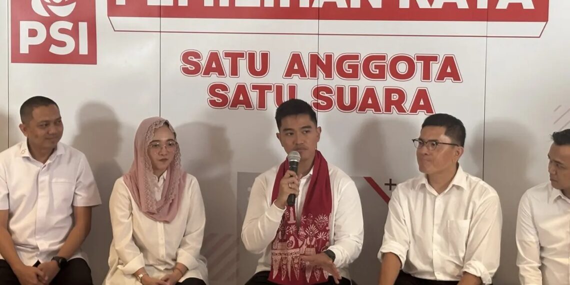 Kaesang (tengah)
