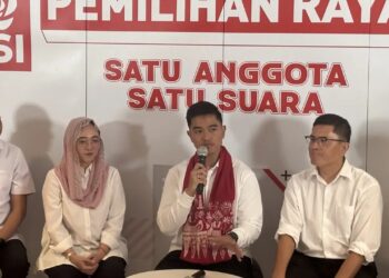 Kaesang (tengah)