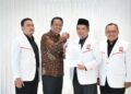 Pengurus DPTP PKS saat menerima SK Kemenkum dari Menteri Hukum Supratman Andi Agtas