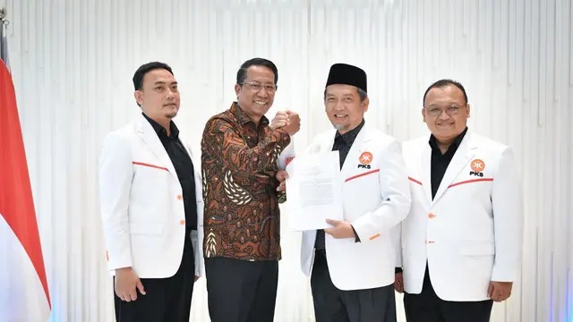 Pengurus DPTP PKS saat menerima SK Kemenkum dari Menteri Hukum Supratman Andi Agtas