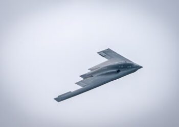 Pesawat pengebom B-2 Spirit milik Angkatan Udara Amerika Serikat, yang ditugaskan pada Skuadron Tempur ke-509 dari Pangkalan Angkatan Udara Whiteman, Missouri, melakukan manuver terbang lintas (fly-over) dalam ajang Speed of Sound Airshow di Pangkalan Garda Nasional Udara Rosecrans, St. Joseph, Missouri, AS, pada 14 September 2024. Sumber foto : Reuters.