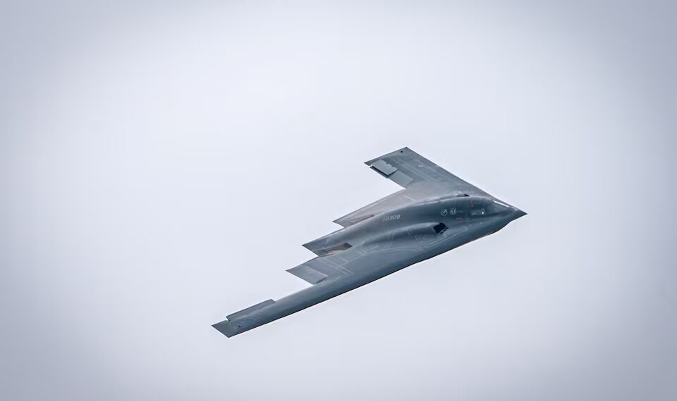 Pesawat pengebom B-2 Spirit milik Angkatan Udara Amerika Serikat, yang ditugaskan pada Skuadron Tempur ke-509 dari Pangkalan Angkatan Udara Whiteman, Missouri, melakukan manuver terbang lintas (fly-over) dalam ajang Speed of Sound Airshow di Pangkalan Garda Nasional Udara Rosecrans, St. Joseph, Missouri, AS, pada 14 September 2024. Sumber foto : Reuters.