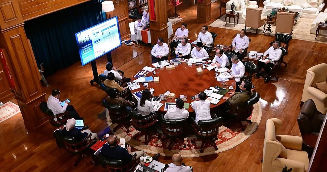 Rapat terbatas keempat yang digelar oleh Presiden Prabowo Subianto pada Senin, 23 Juni 2025. Sumber foto : Sekretariat Kabinet.