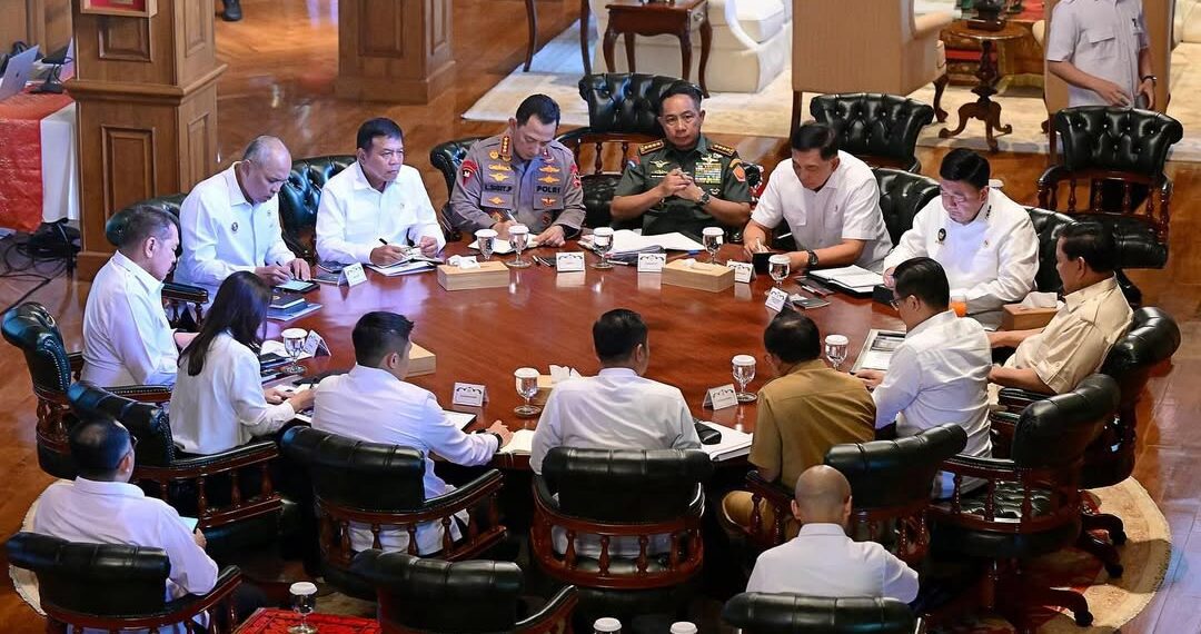 Presiden Prabowo Subianto memanggil Menteri Koordinator Bidang Politik dan Keamanan, Bapak Budi Gunawan, beserta para menteri dan pejabat di bawah koordinasi Menko Polkam, di kediaman pribadinya di Hambalang, Kabupaten Bogor, Jawa Barat, pada Senin, 23 Juni 2025. Sumber Foto : Sekretariat Kabinet.